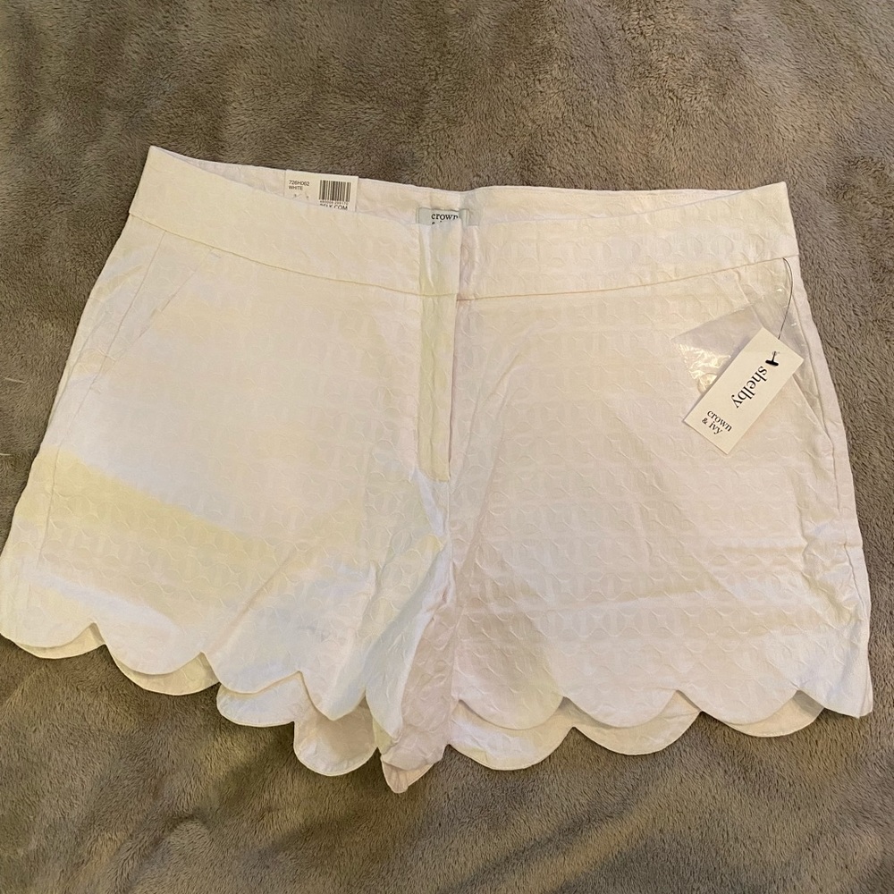 crown & ivy “Shelby” scalloped hem textured shorts